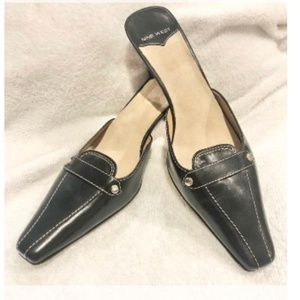 NWOB nine west black mules with white contrasting stitching and a sleek slightly